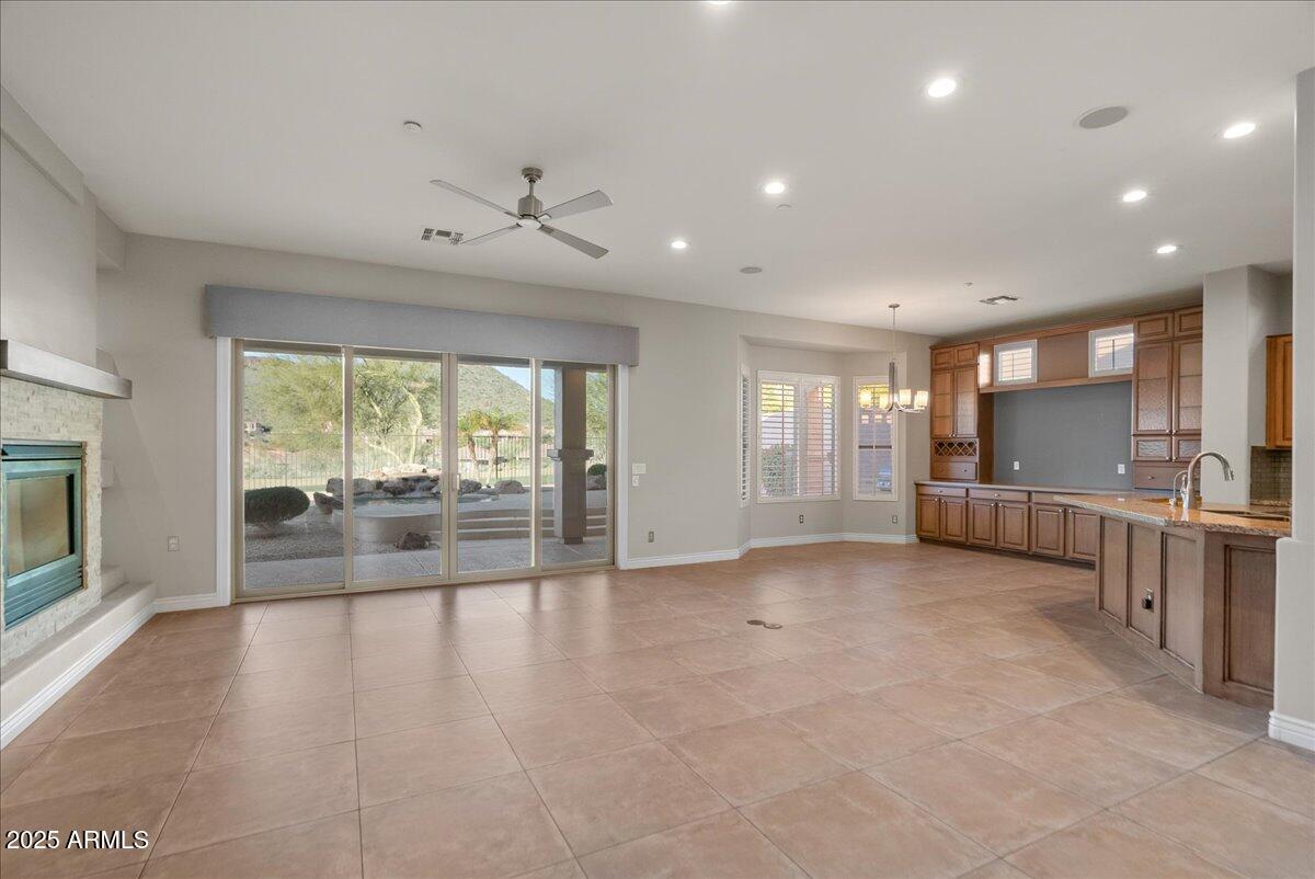 9204 N LONGFEATHER