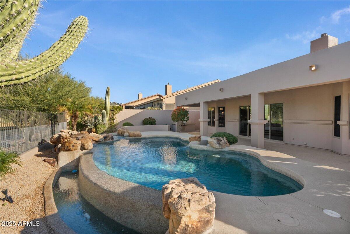 9204 N LONGFEATHER