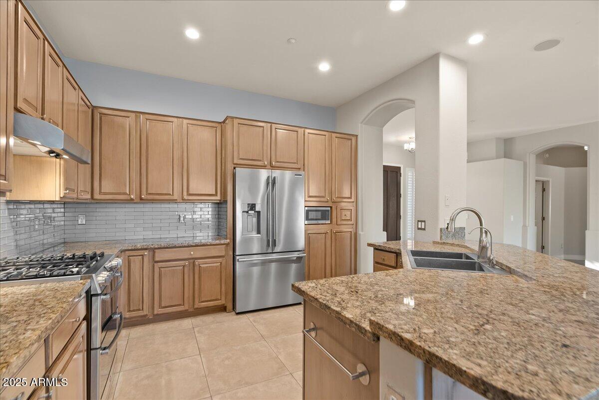 9204 N LONGFEATHER