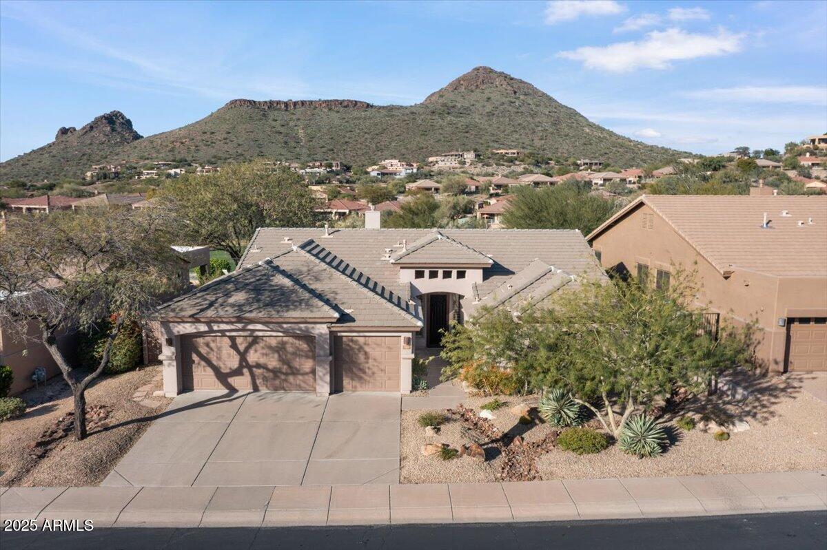 9204 N LONGFEATHER