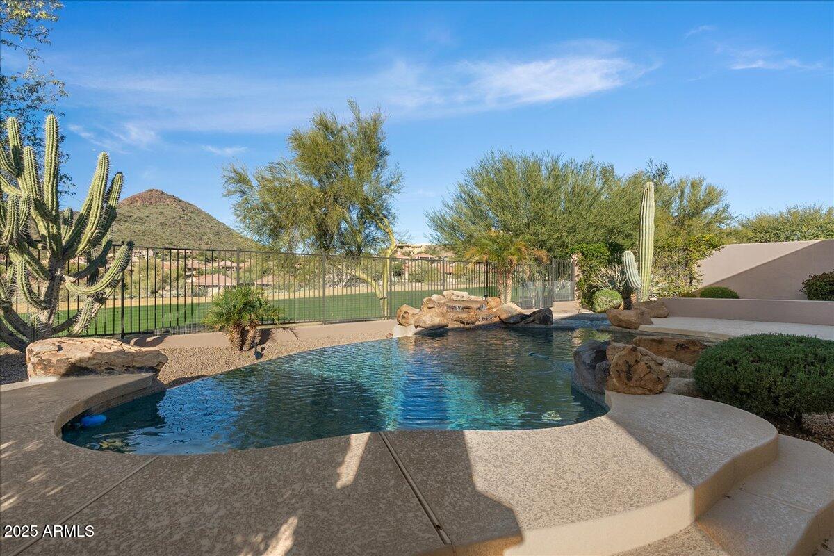 9204 N LONGFEATHER