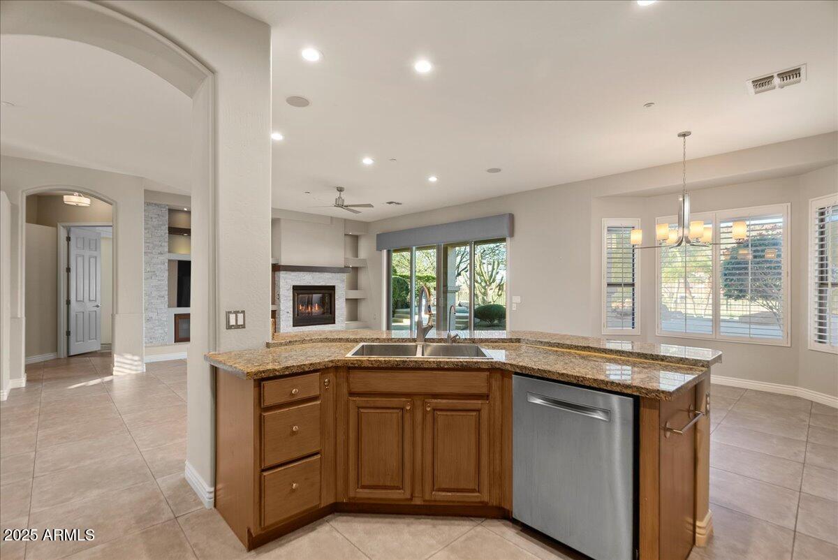 9204 N LONGFEATHER