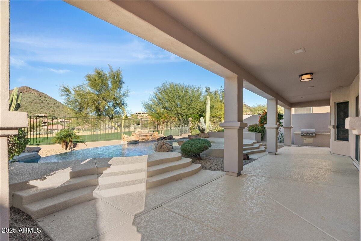 9204 N LONGFEATHER