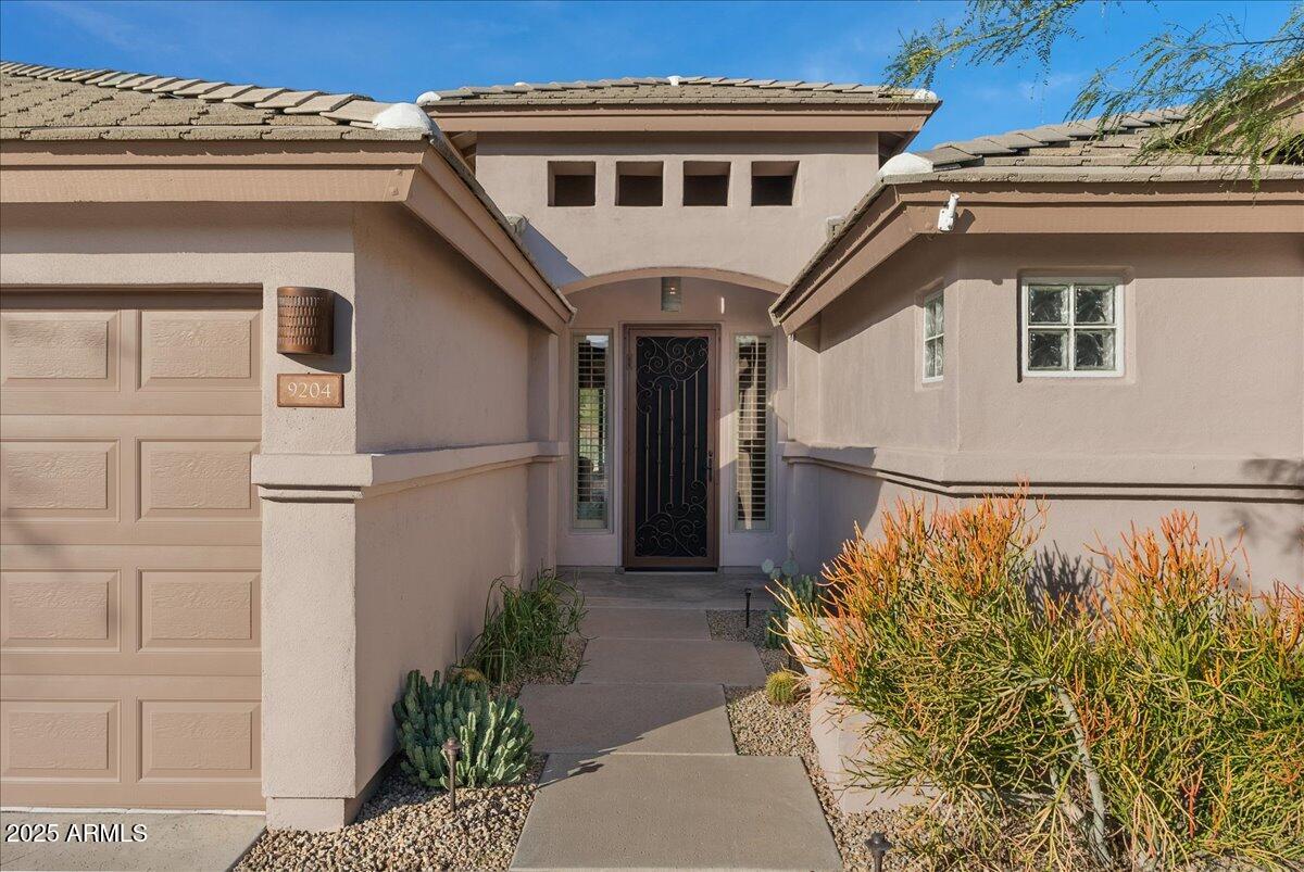 9204 N LONGFEATHER