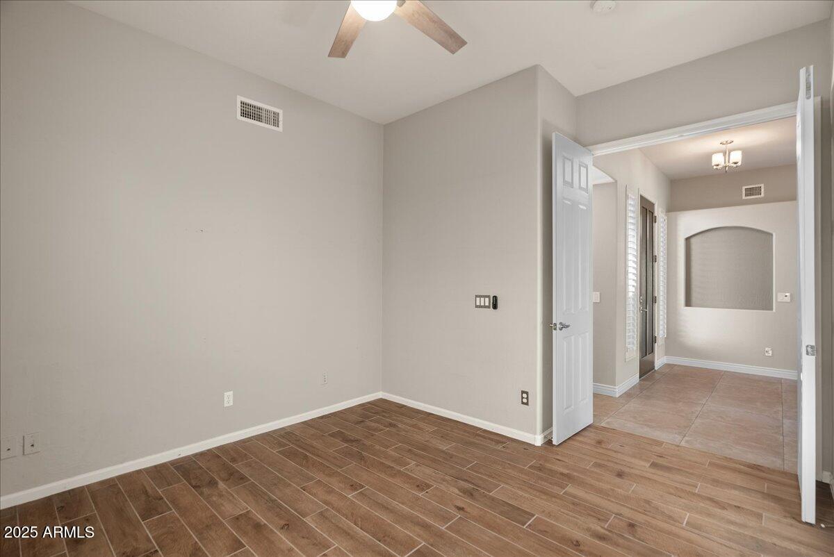 9204 N LONGFEATHER
