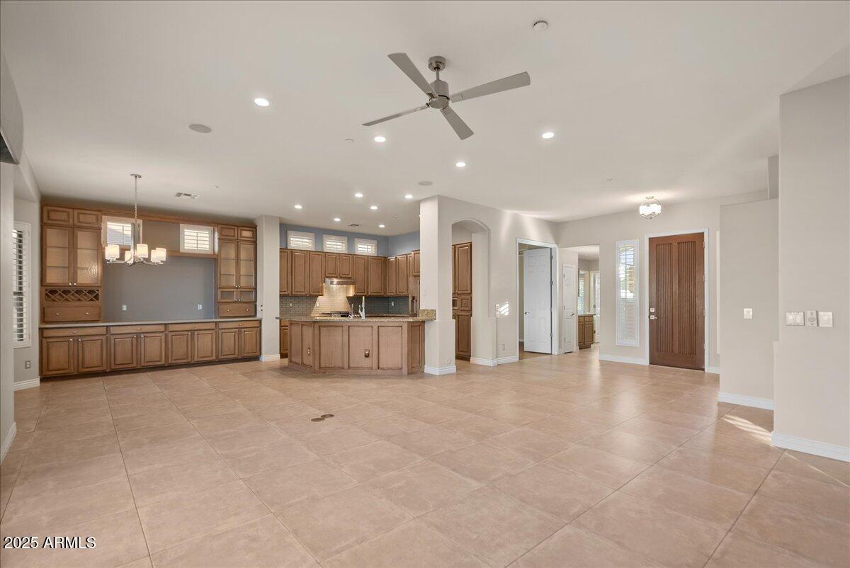 9204 N LONGFEATHER