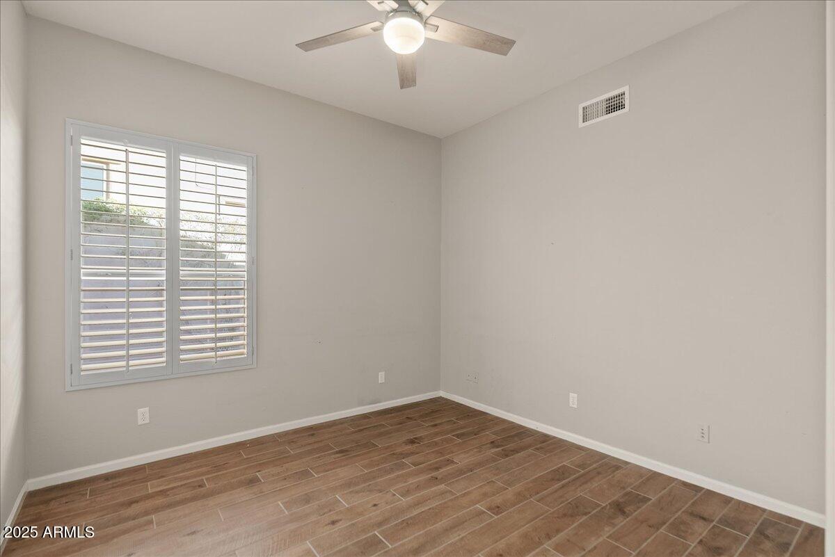 9204 N LONGFEATHER