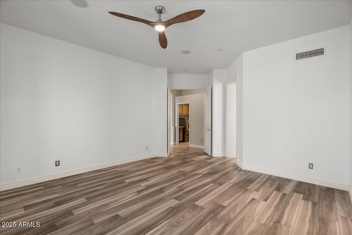 9204 N LONGFEATHER