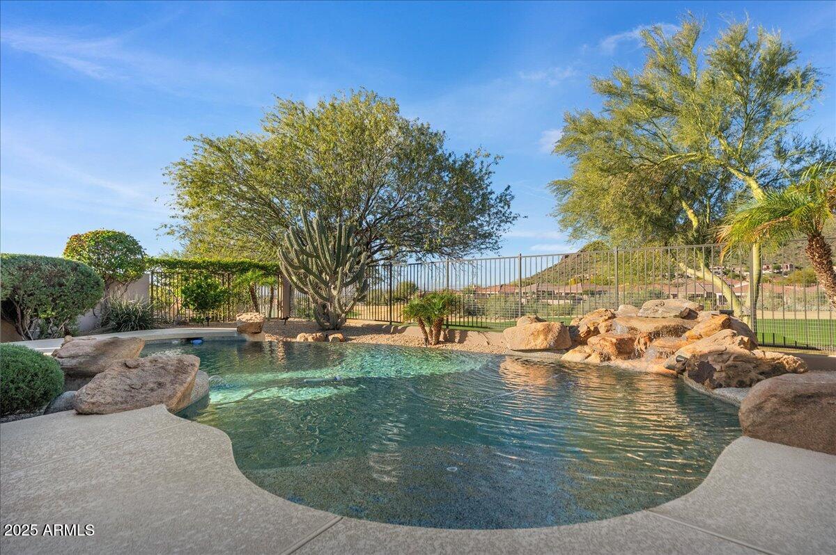 9204 N LONGFEATHER
