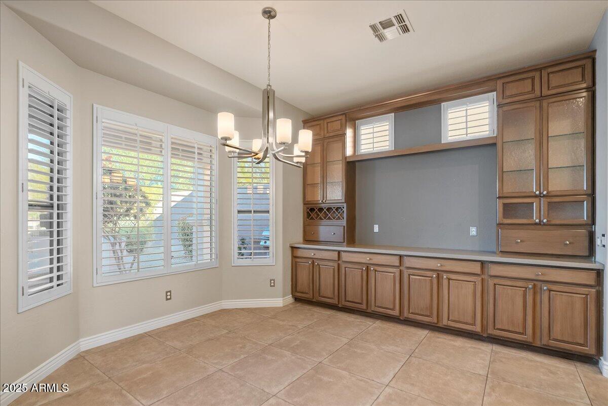 9204 N LONGFEATHER