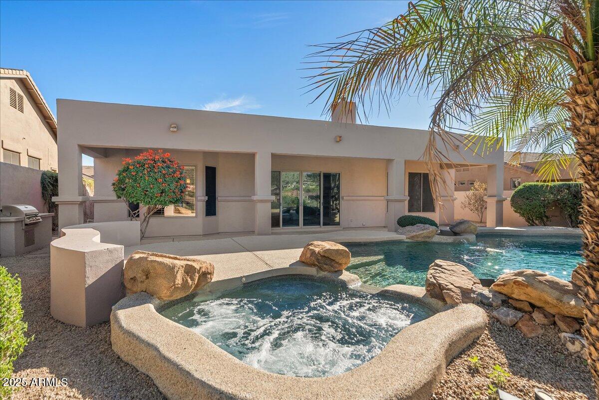 9204 N LONGFEATHER