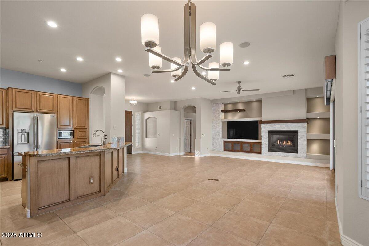 9204 N LONGFEATHER
