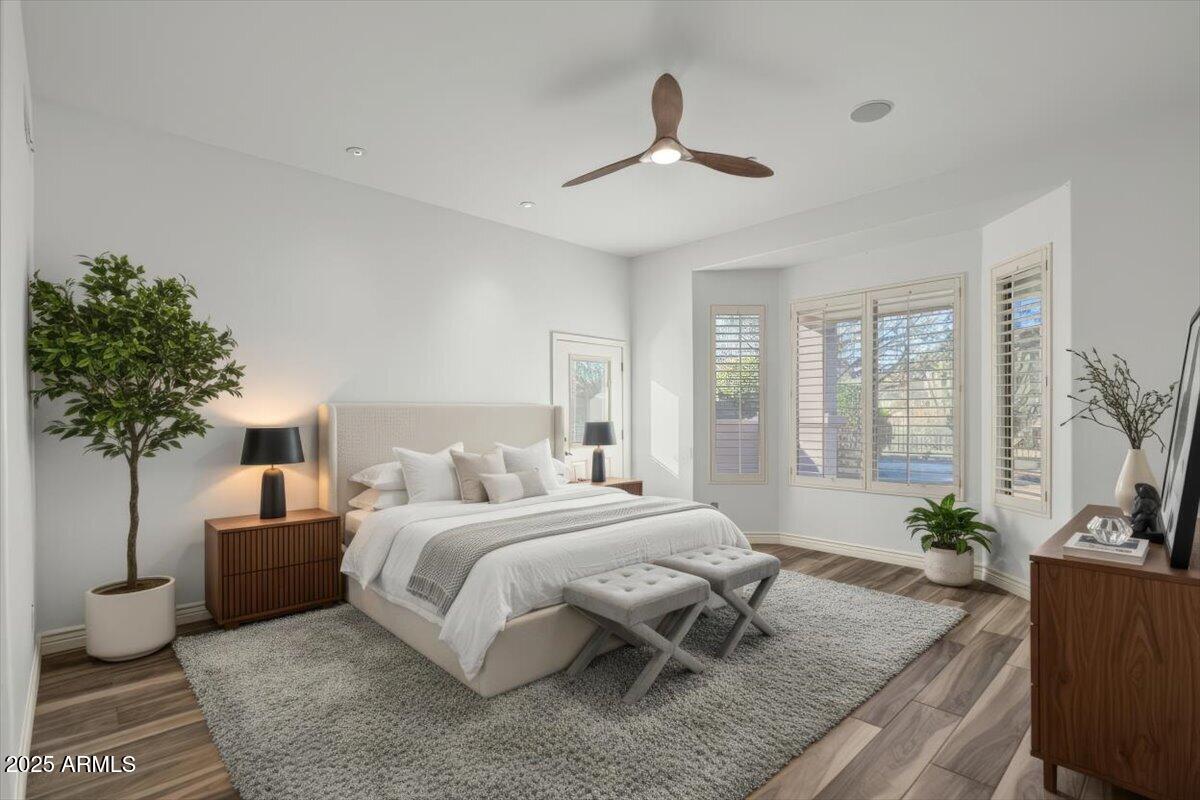 9204 N LONGFEATHER