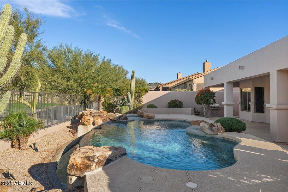 9204 N LONGFEATHER