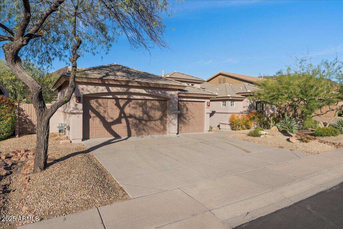 9204 N LONGFEATHER