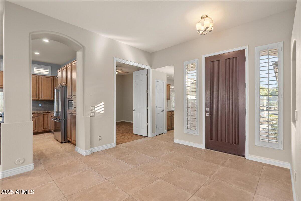 9204 N LONGFEATHER