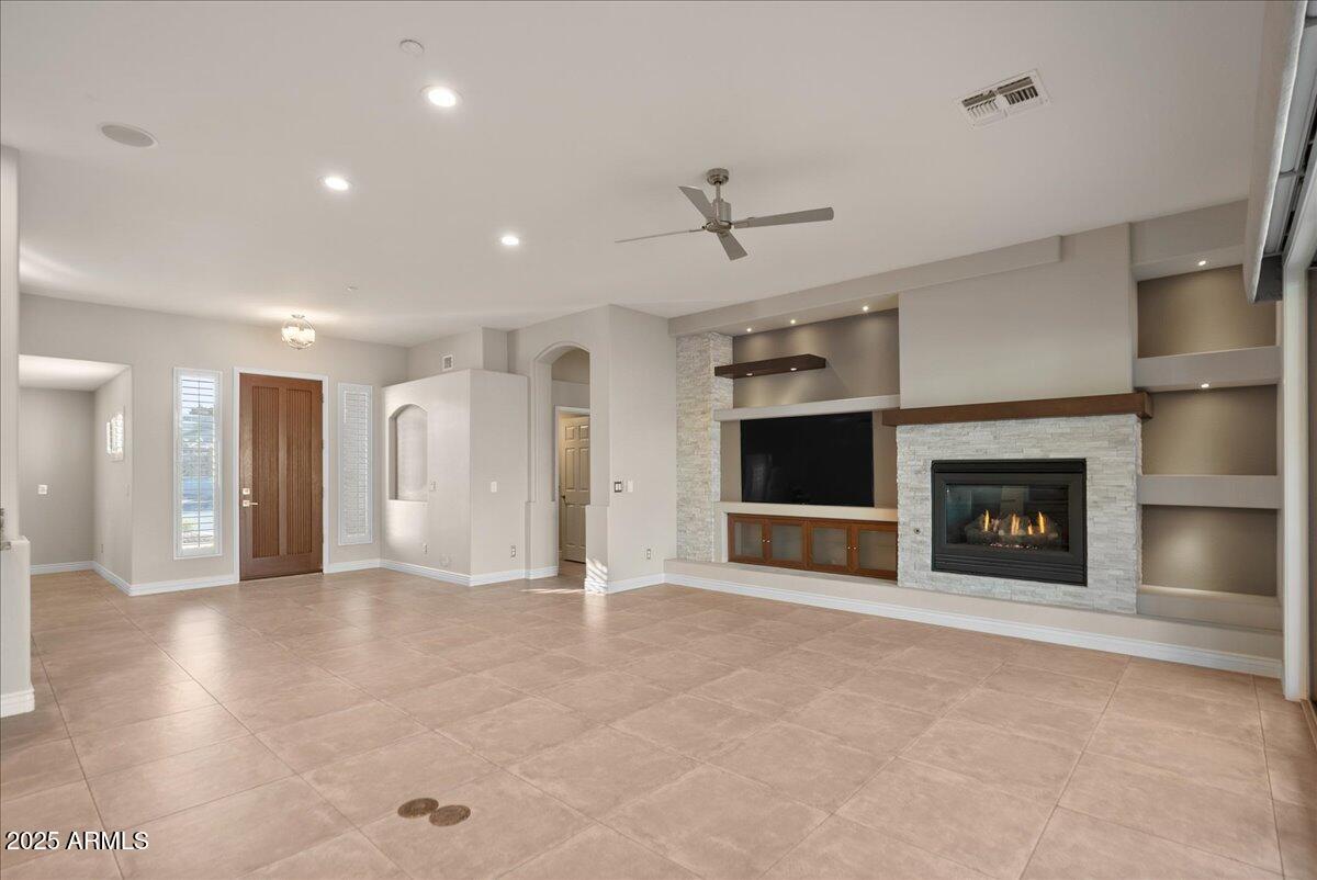 9204 N LONGFEATHER