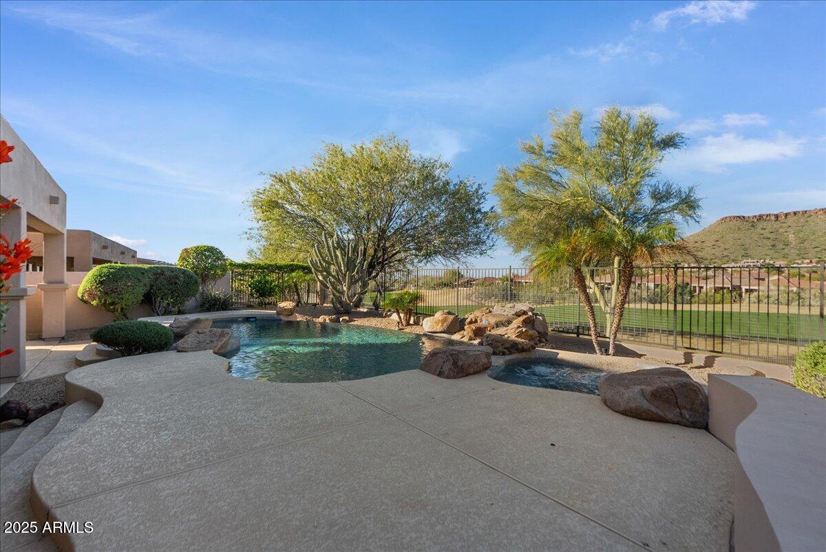 9204 N LONGFEATHER