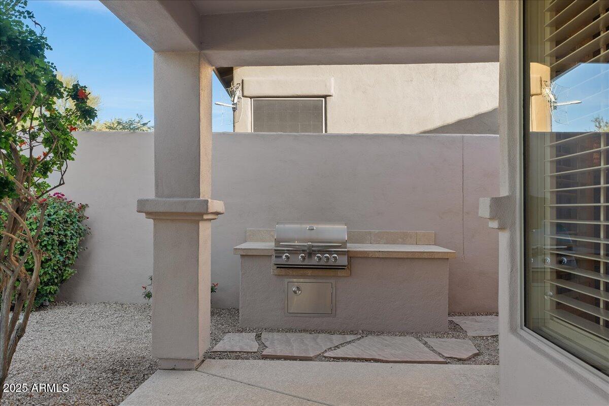 9204 N LONGFEATHER