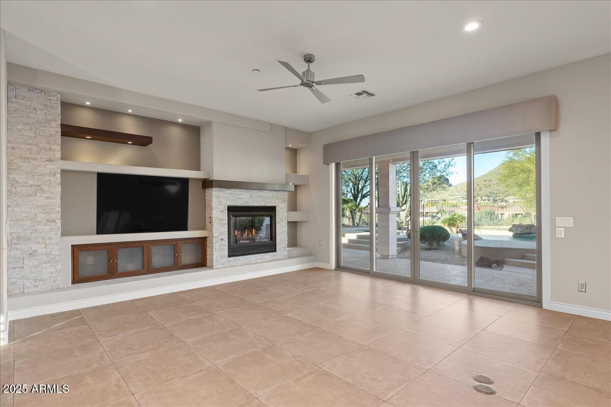 9204 N LONGFEATHER