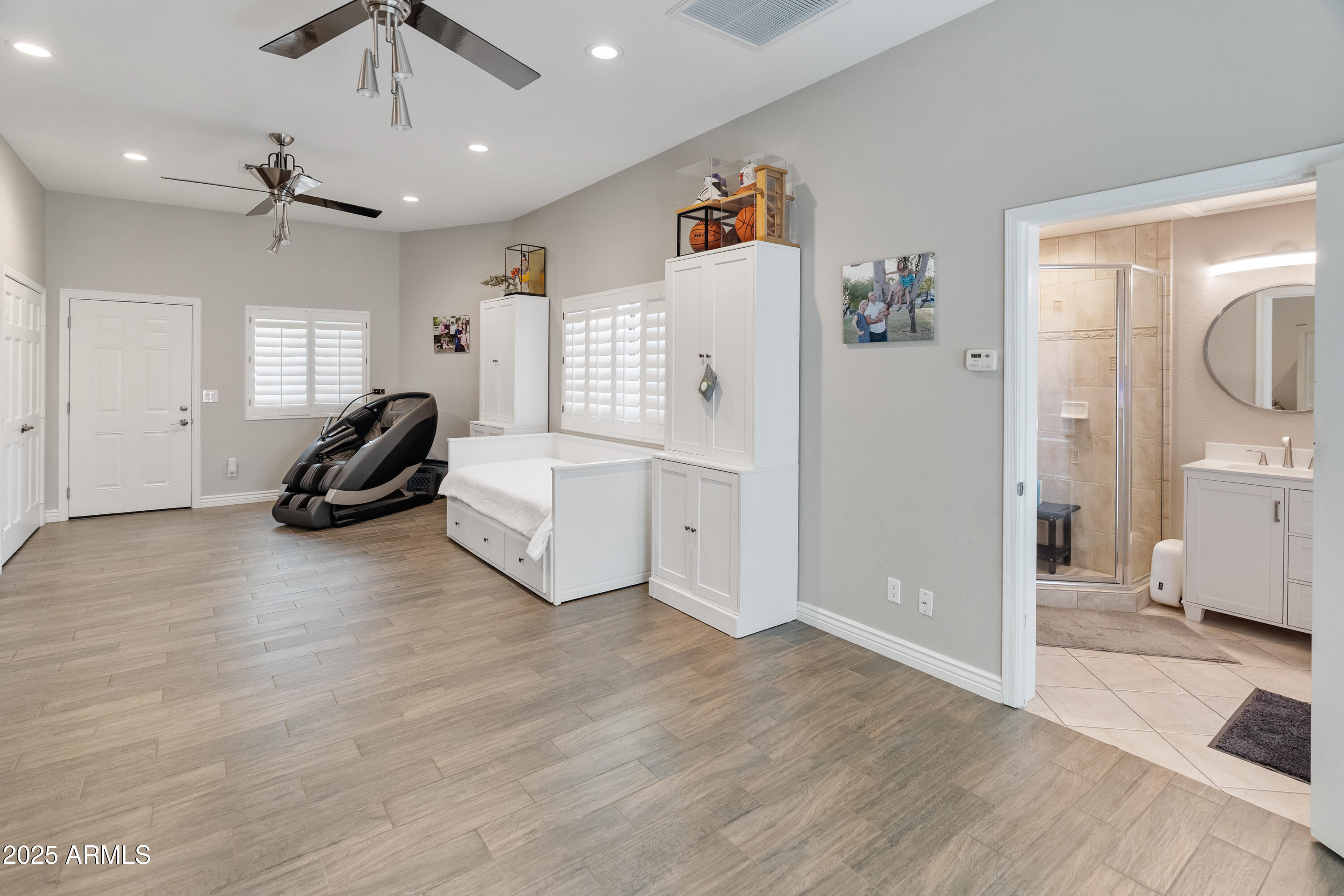 5441 E KELTON Lane