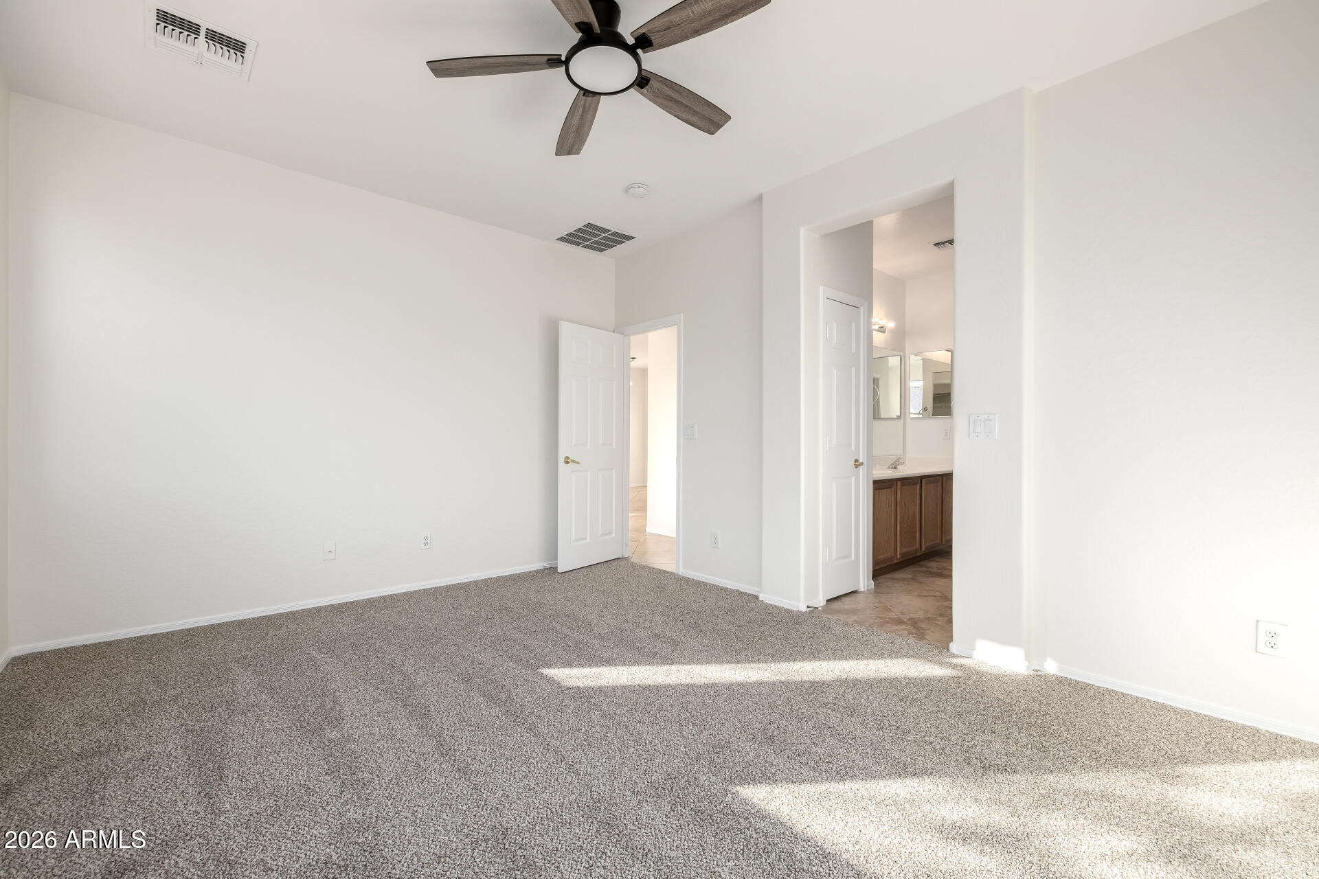 2419 W WARREN Drive