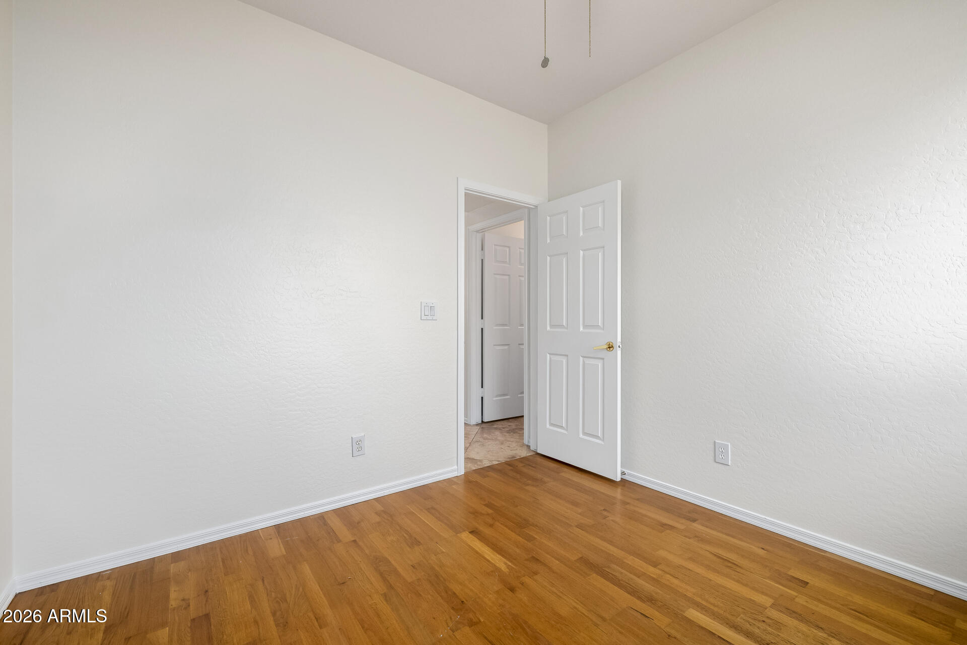 2419 W WARREN Drive
