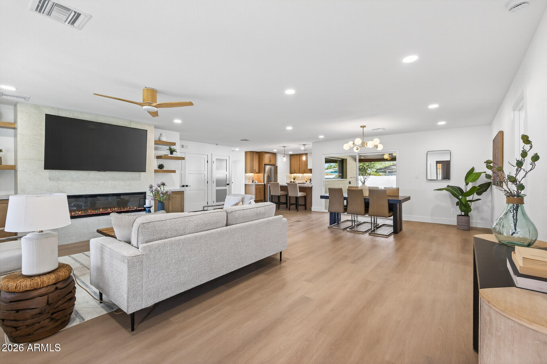 3402 E MERCER Lane