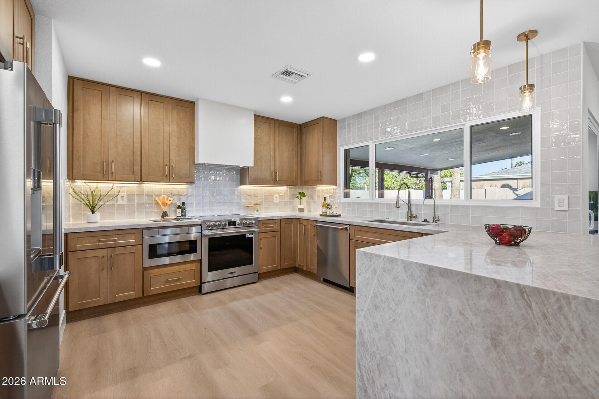 3402 E MERCER Lane