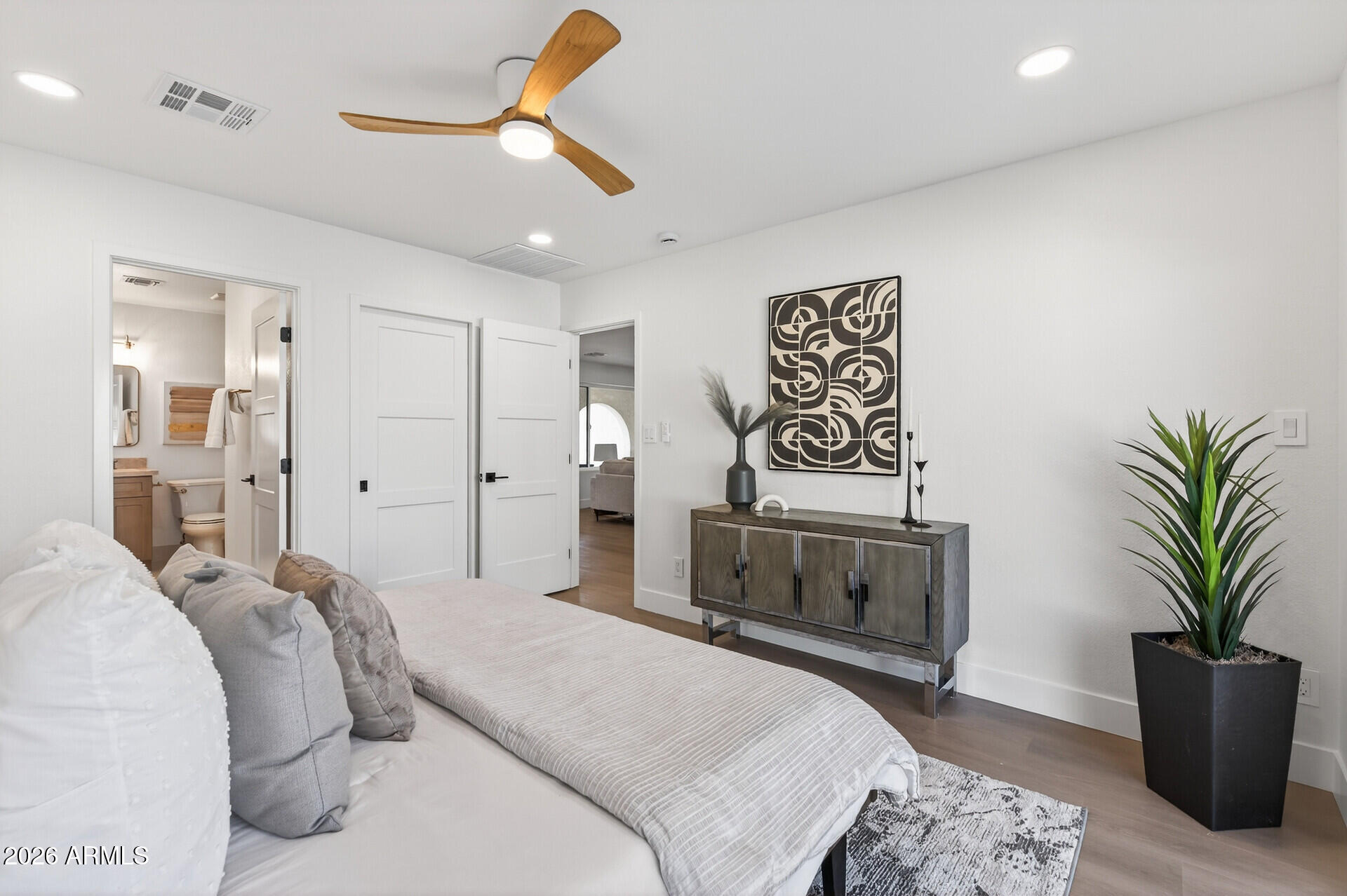 3402 E MERCER Lane