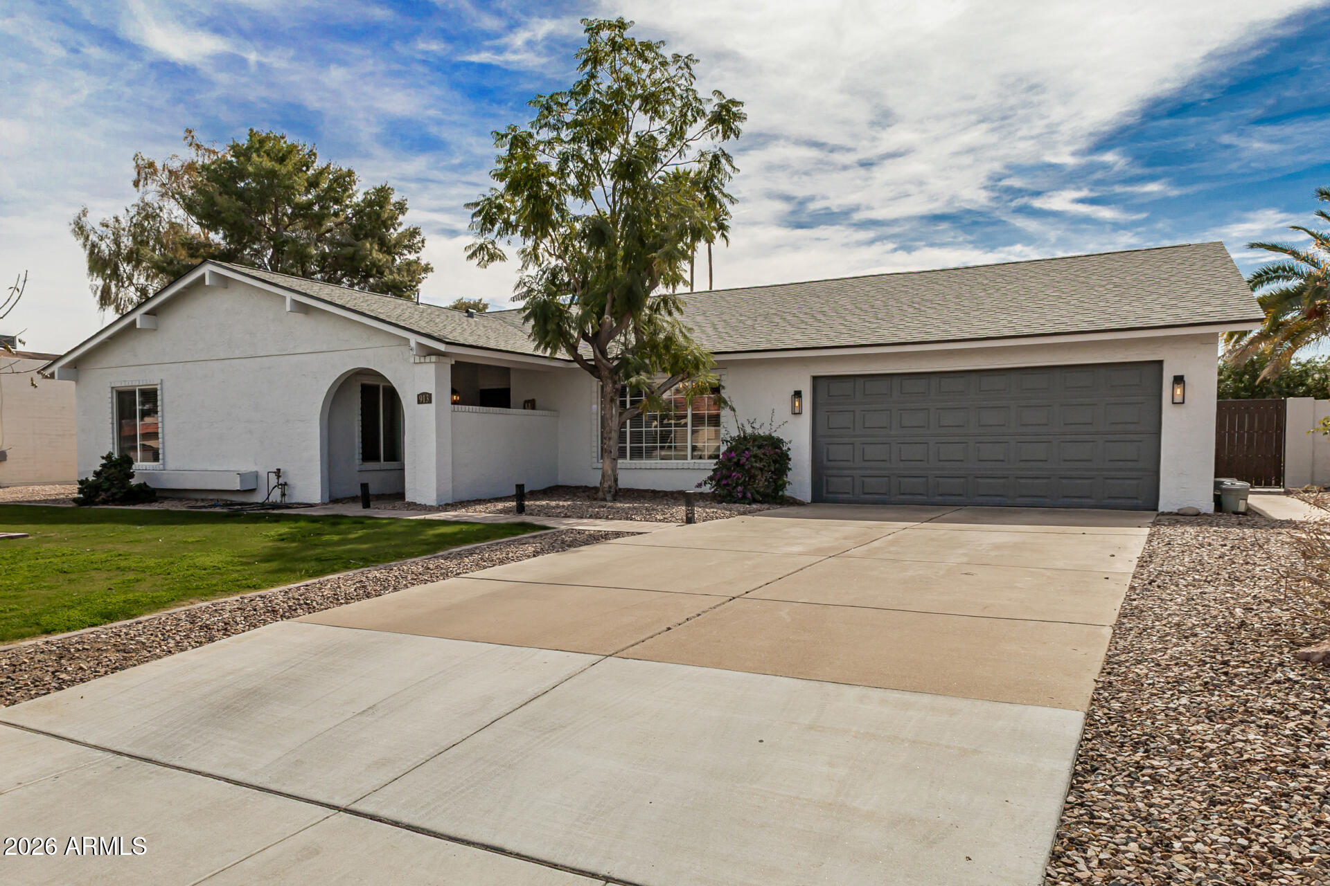 913 W SUMMIT Place