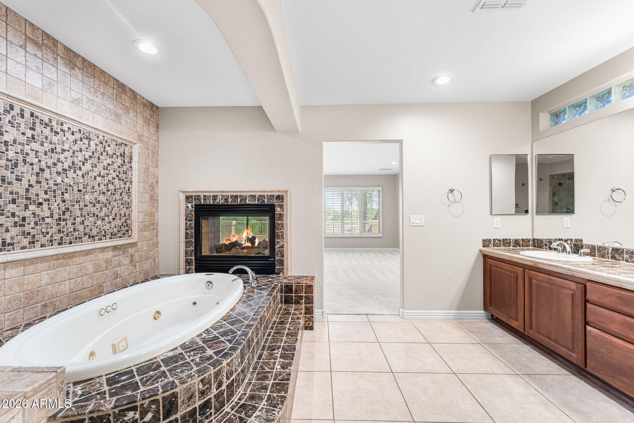 935 E SAN CARLOS Way