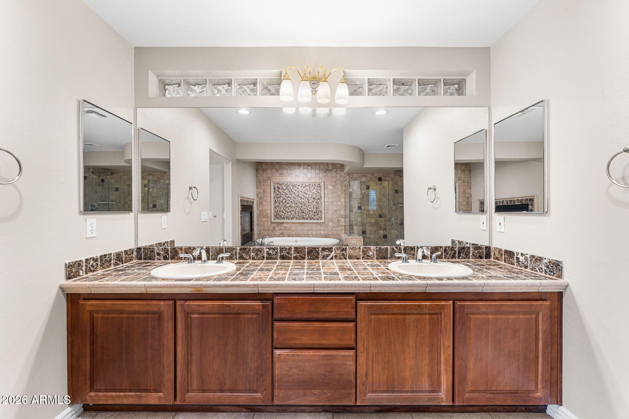 935 E SAN CARLOS Way