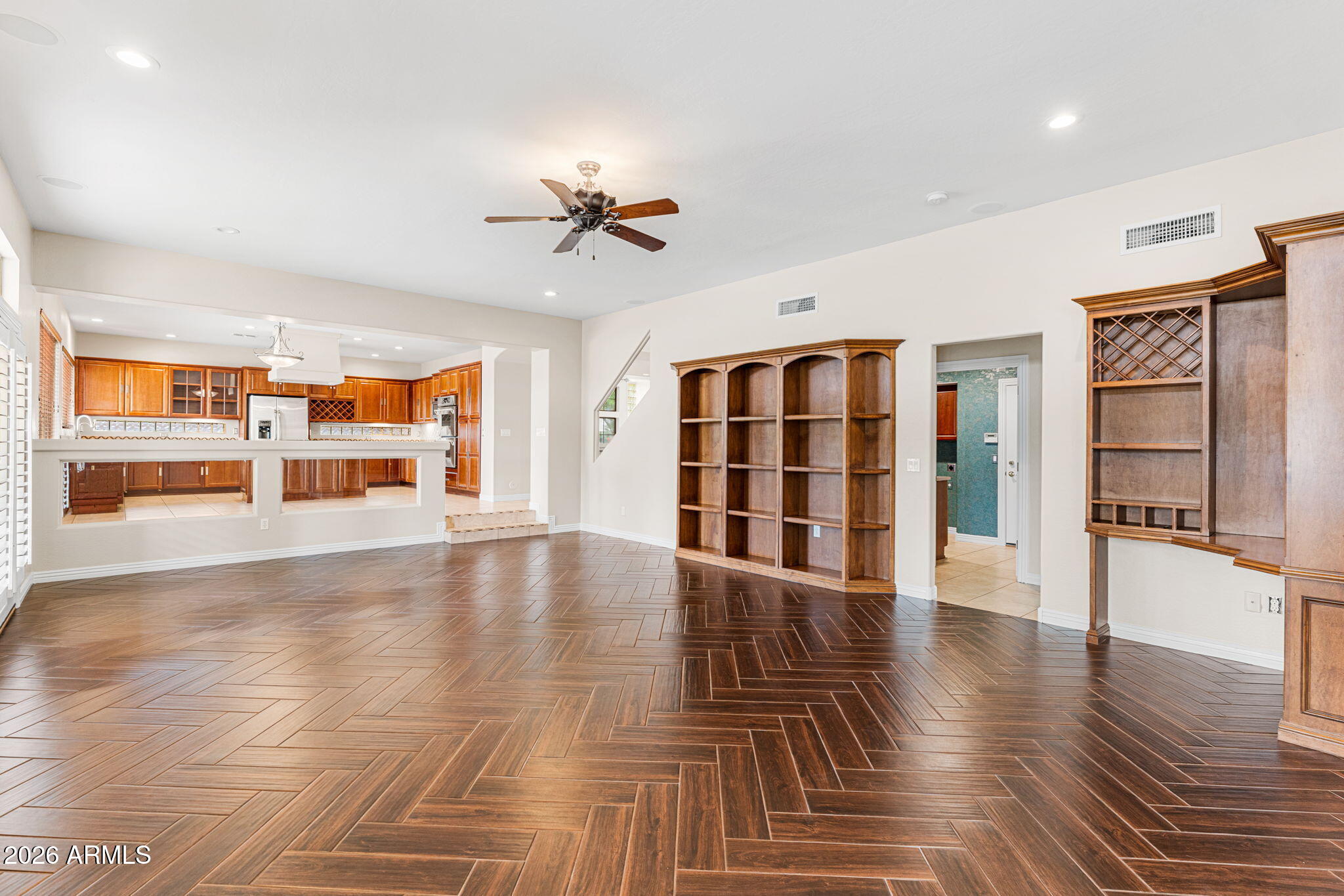 935 E SAN CARLOS Way