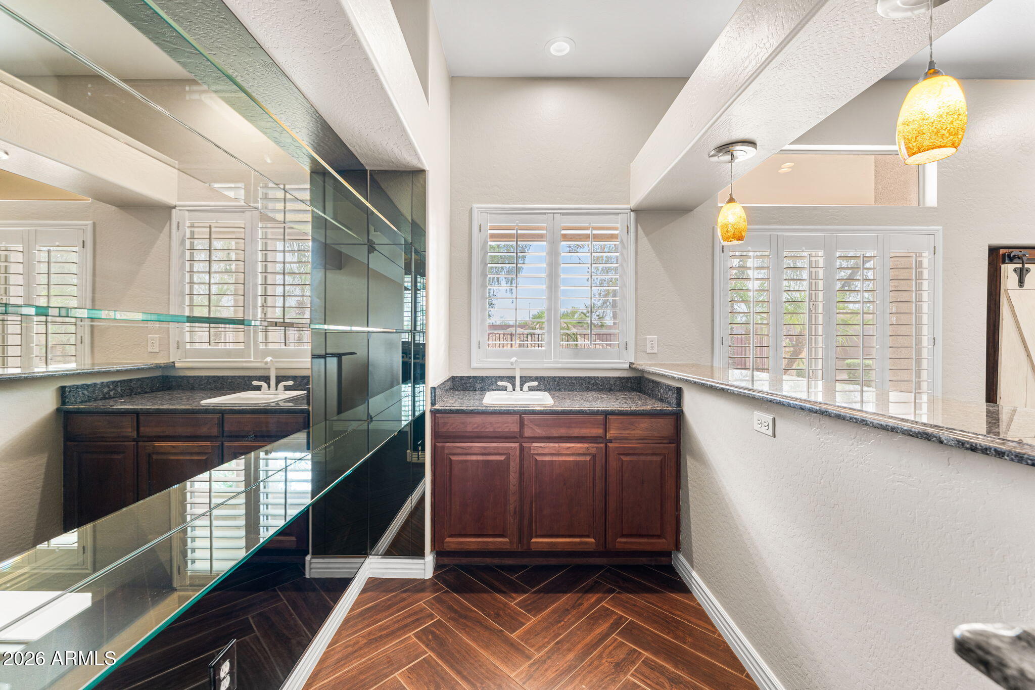 935 E SAN CARLOS Way