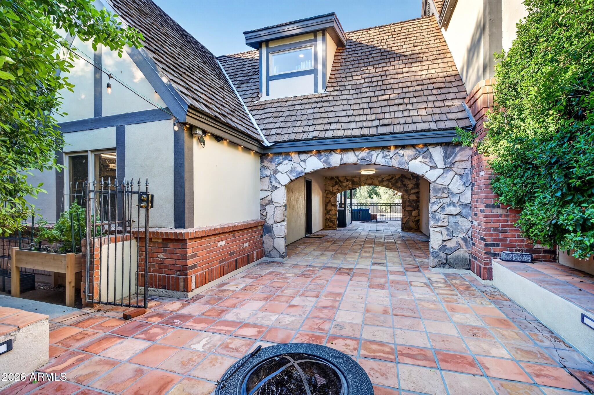1080 N RIATA Street