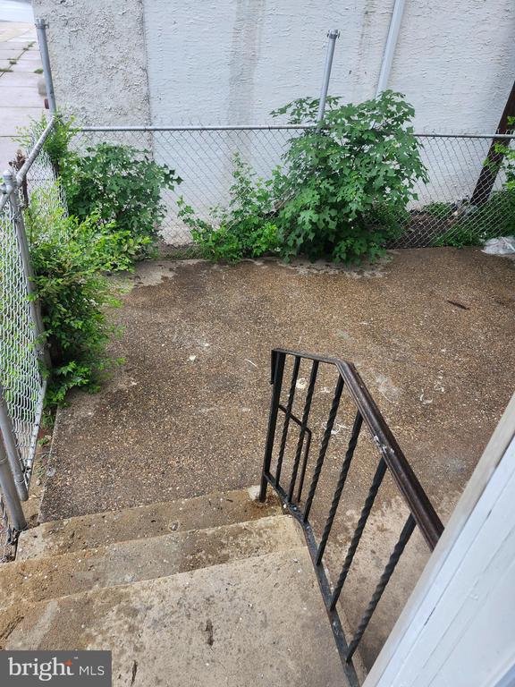 555 ROBERTS STREET