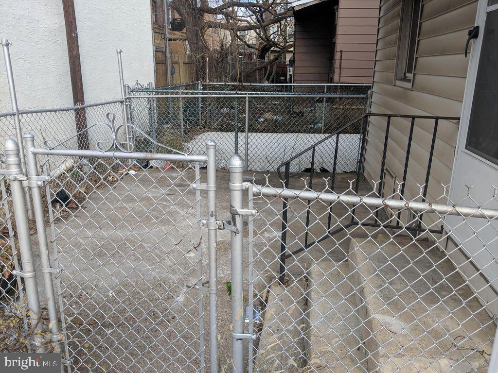 555 ROBERTS STREET