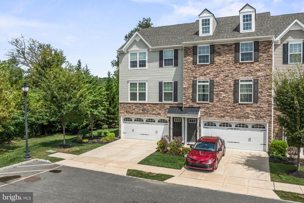 40 PEACOCK CIRCLE