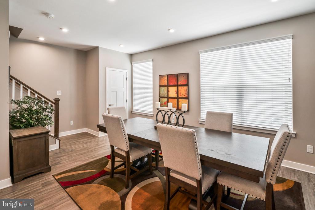 40 PEACOCK CIRCLE