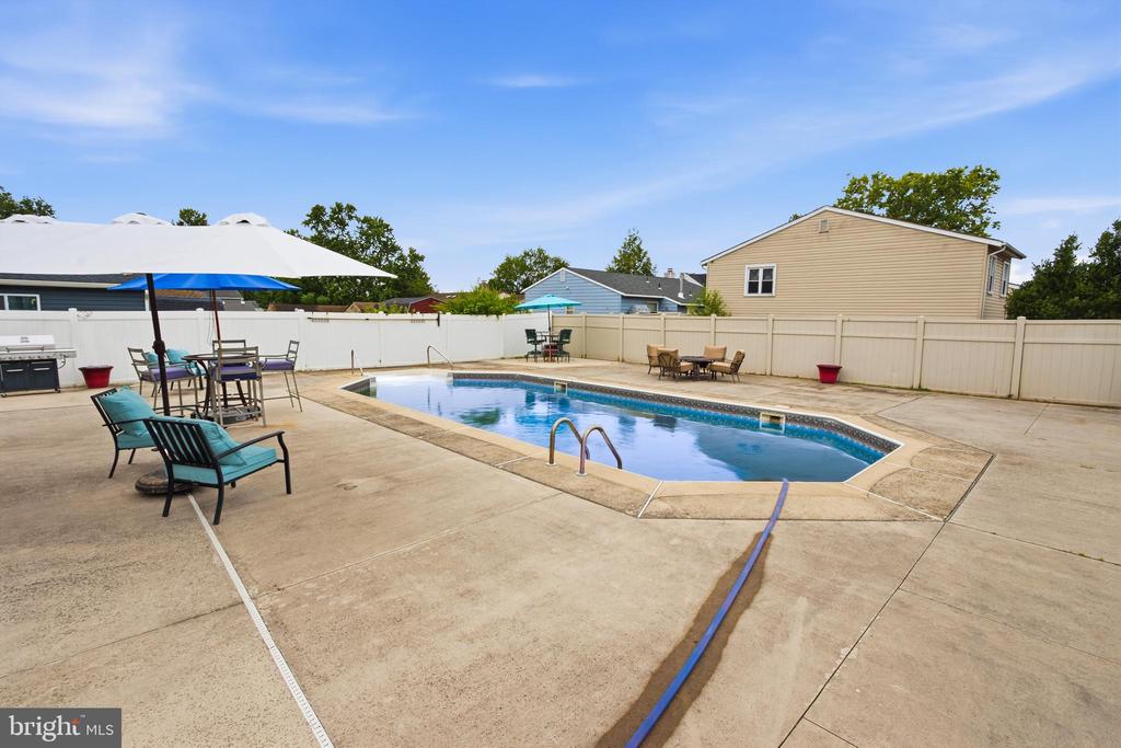 234 E HEDGEROW DRIVE