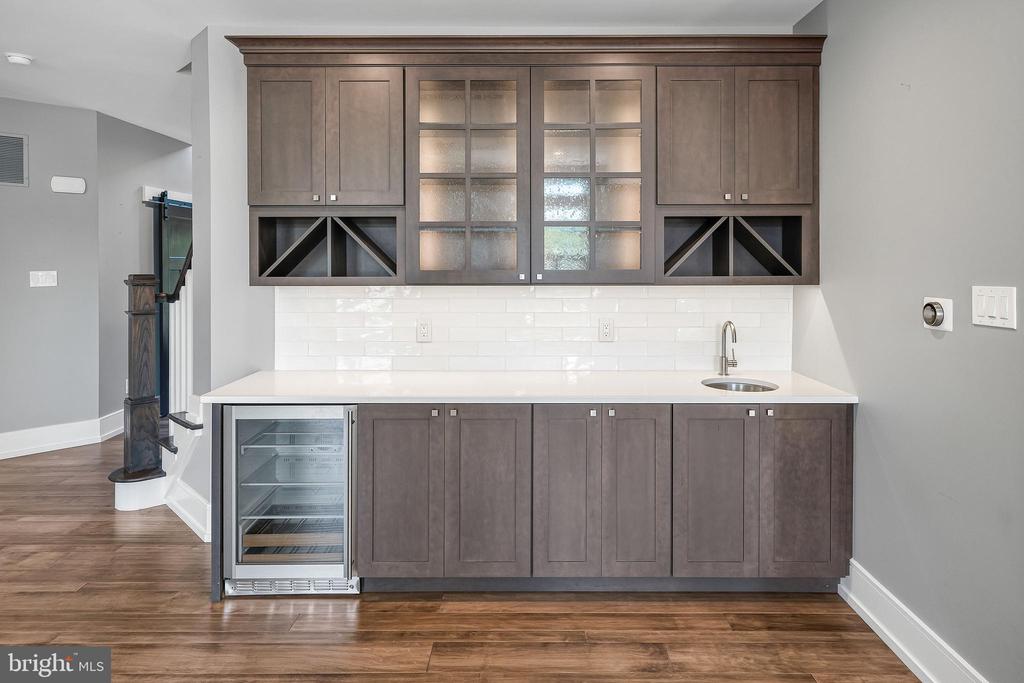 6 EDGEFIELD COURT