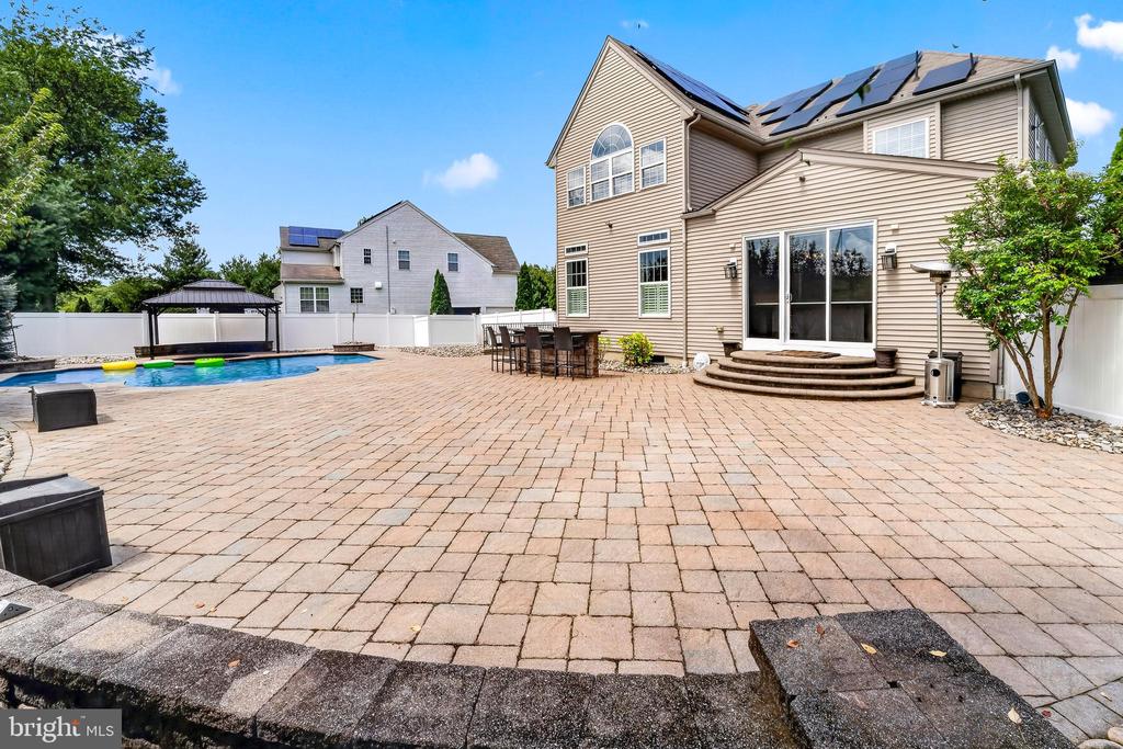6 EDGEFIELD COURT