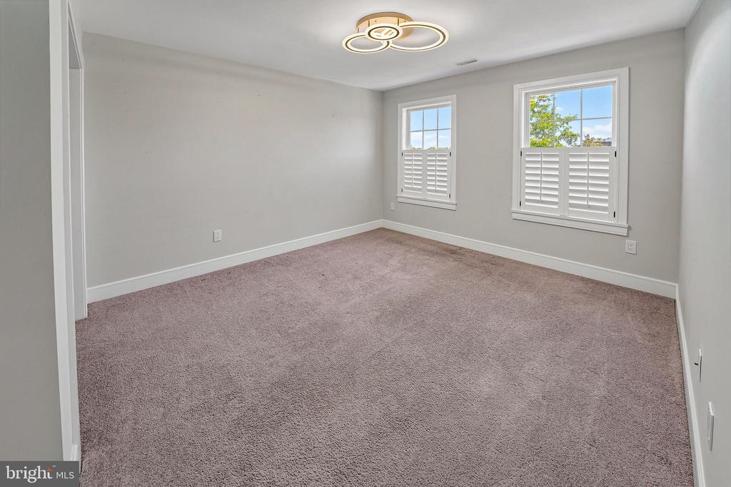 6 EDGEFIELD COURT