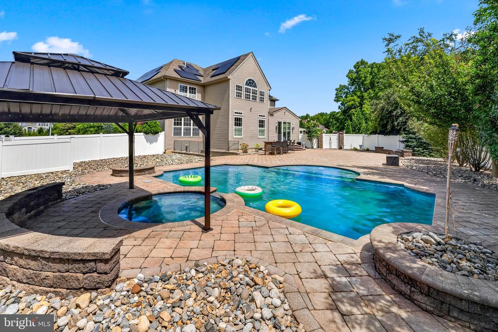 6 EDGEFIELD COURT
