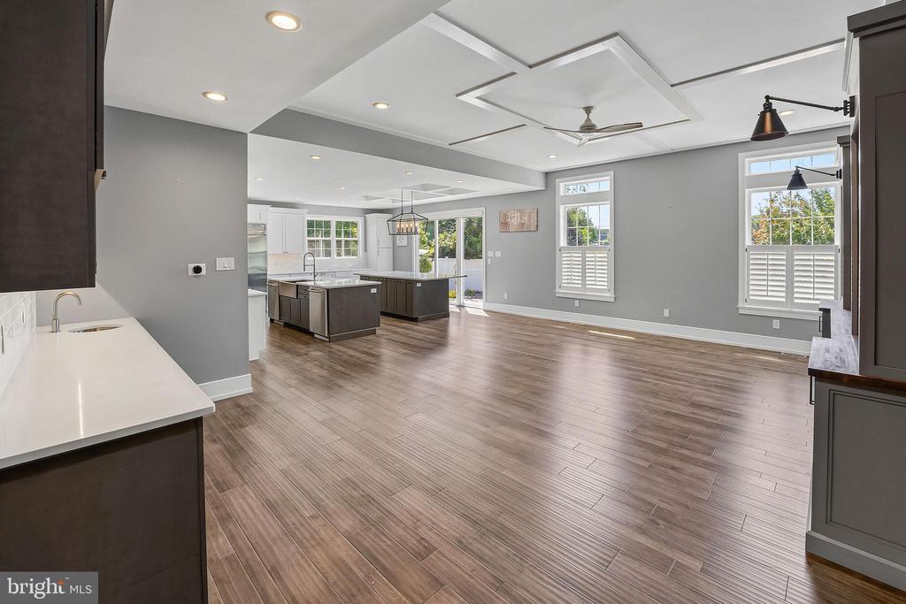 6 EDGEFIELD COURT