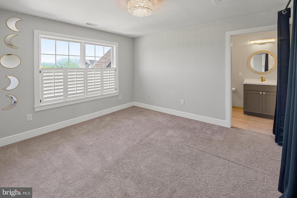 6 EDGEFIELD COURT