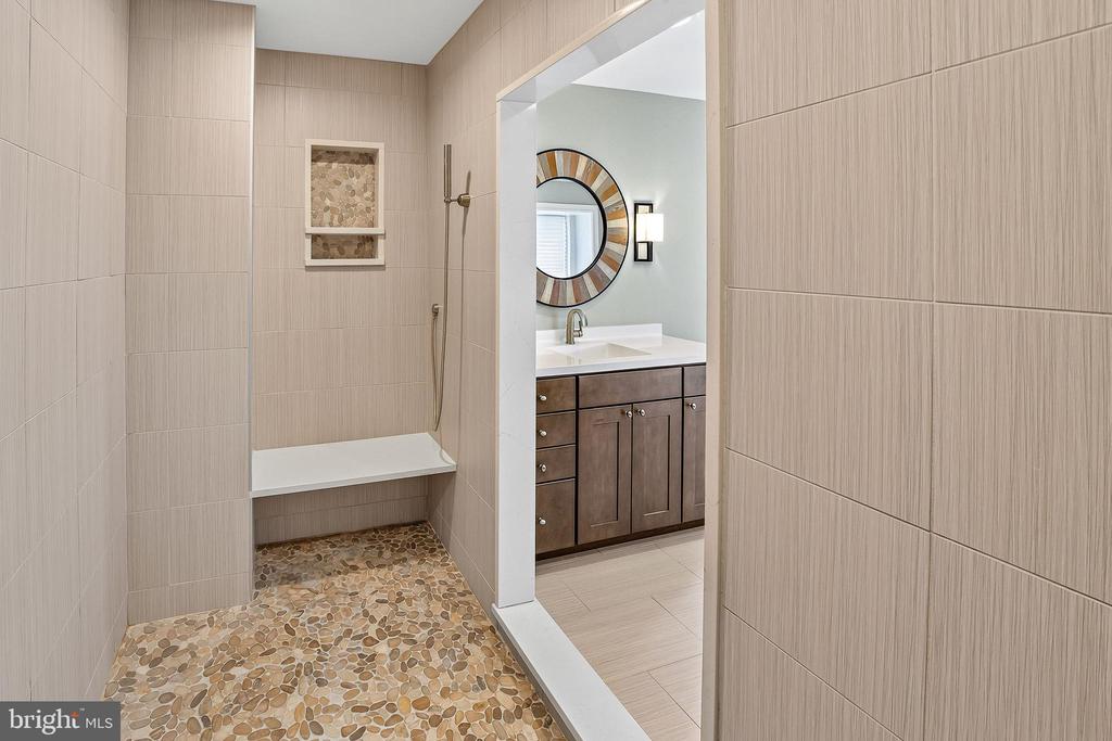 6 EDGEFIELD COURT