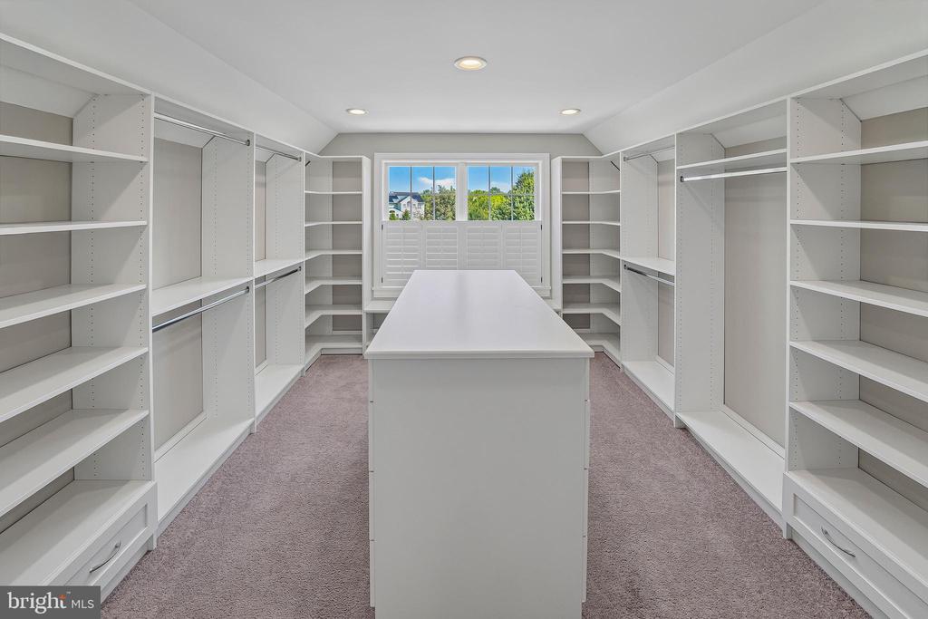 6 EDGEFIELD COURT