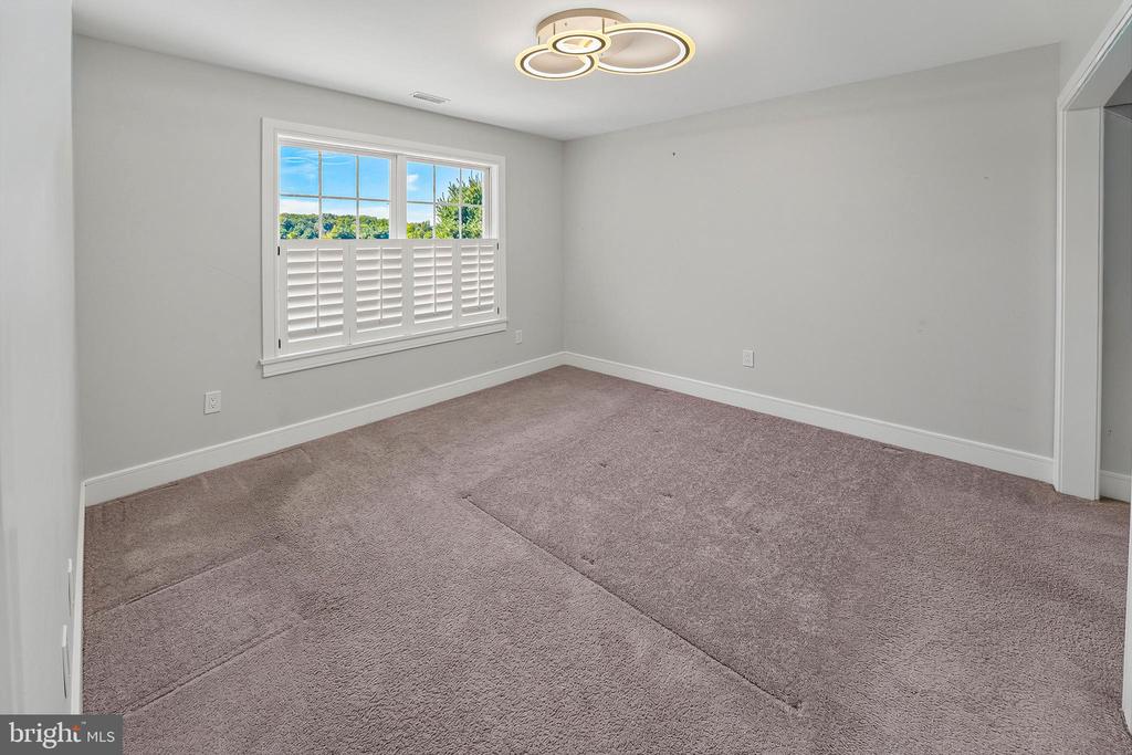 6 EDGEFIELD COURT